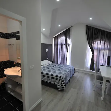 Rose Garden Hotel 3*